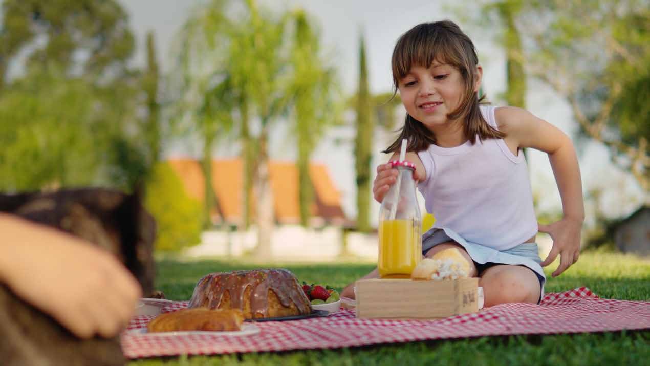 Frame de produ&ccedil;&atilde;o com pessoa em cena externa