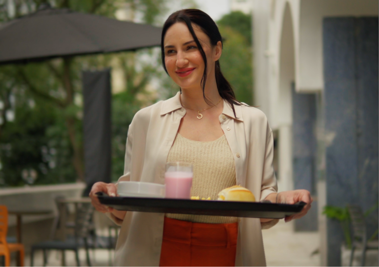 Mulher servindo caf&eacute; da manh&atilde; em produ&ccedil;&atilde;o audiovisual